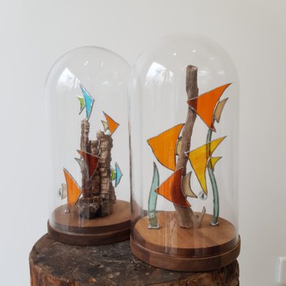 Globes en verre et bois recevant une composition de vitrail et bois flotté