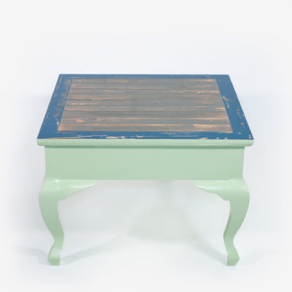 Table basse design colorée aux pieds galbés en bois massif